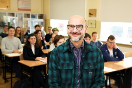 Dyrektor Arkadiusz Stańczyk podczas lekcji podstaw przedsiębiorczości [fot. Andrzej Romański]